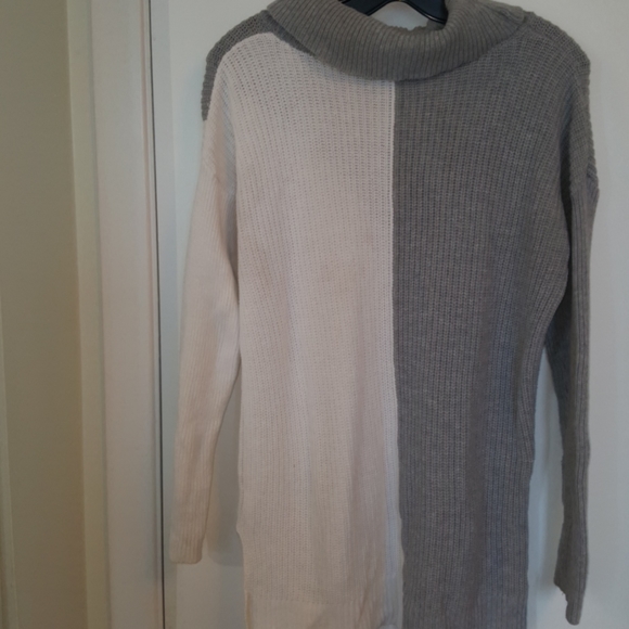 Gray & white long turtleneck knit sweater - Picture 2 of 3